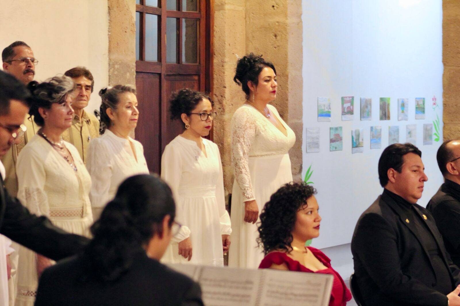 Coro femenino de Ópera de Morelia cantando
