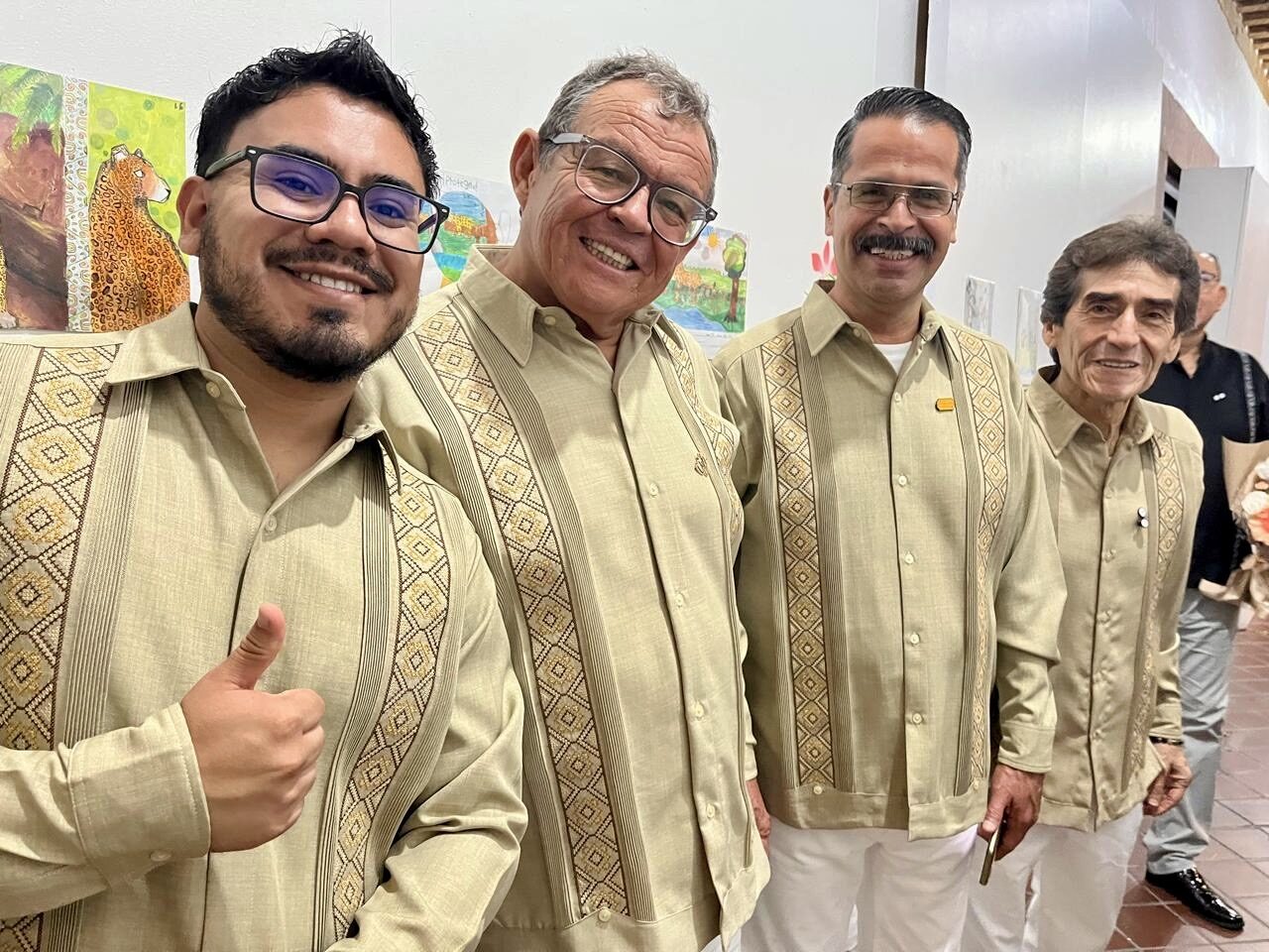 Cuatro hombres del elenco posan en guayabera tras la función