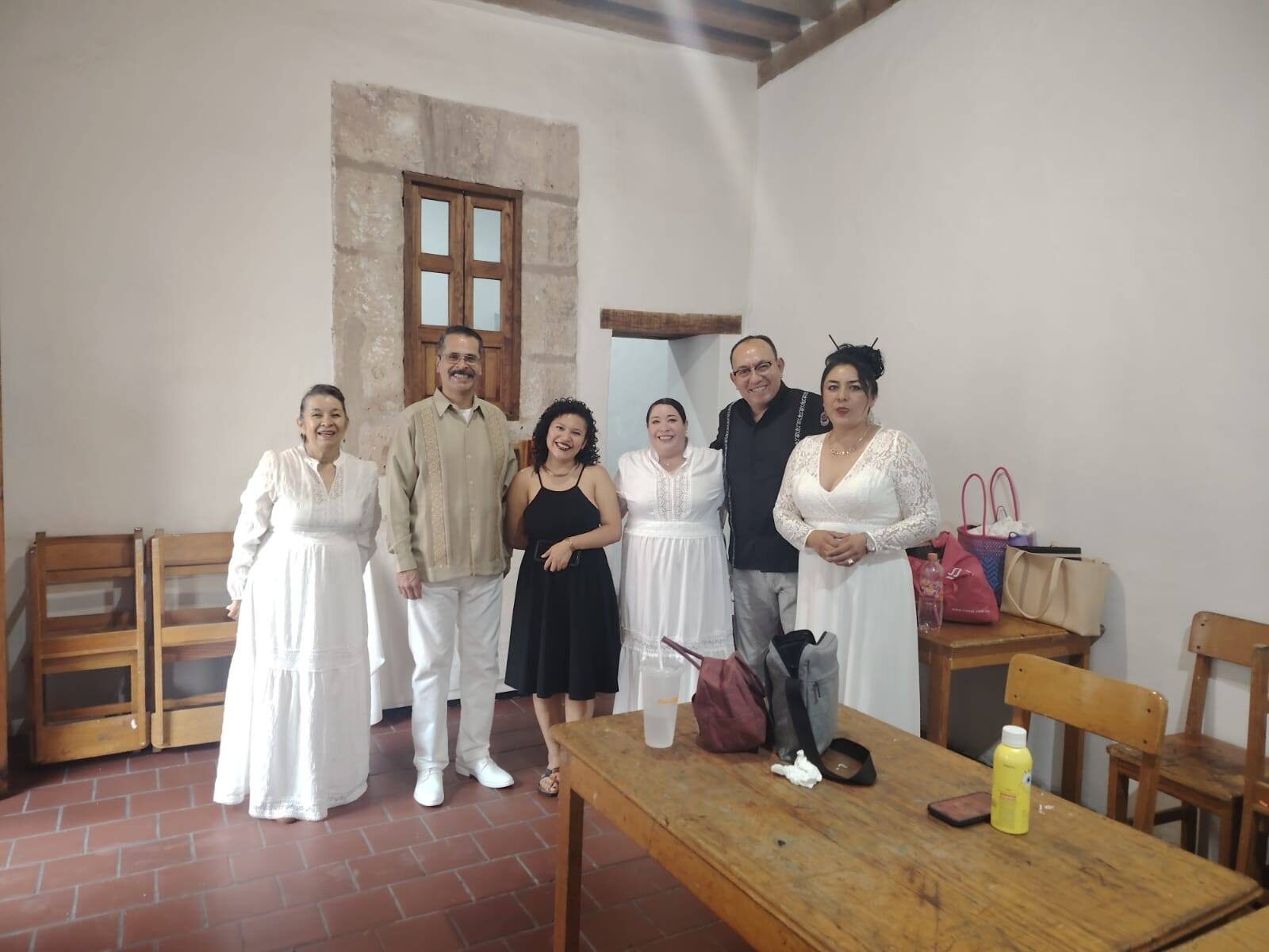 Elenco posando en el camerino antes de la función
