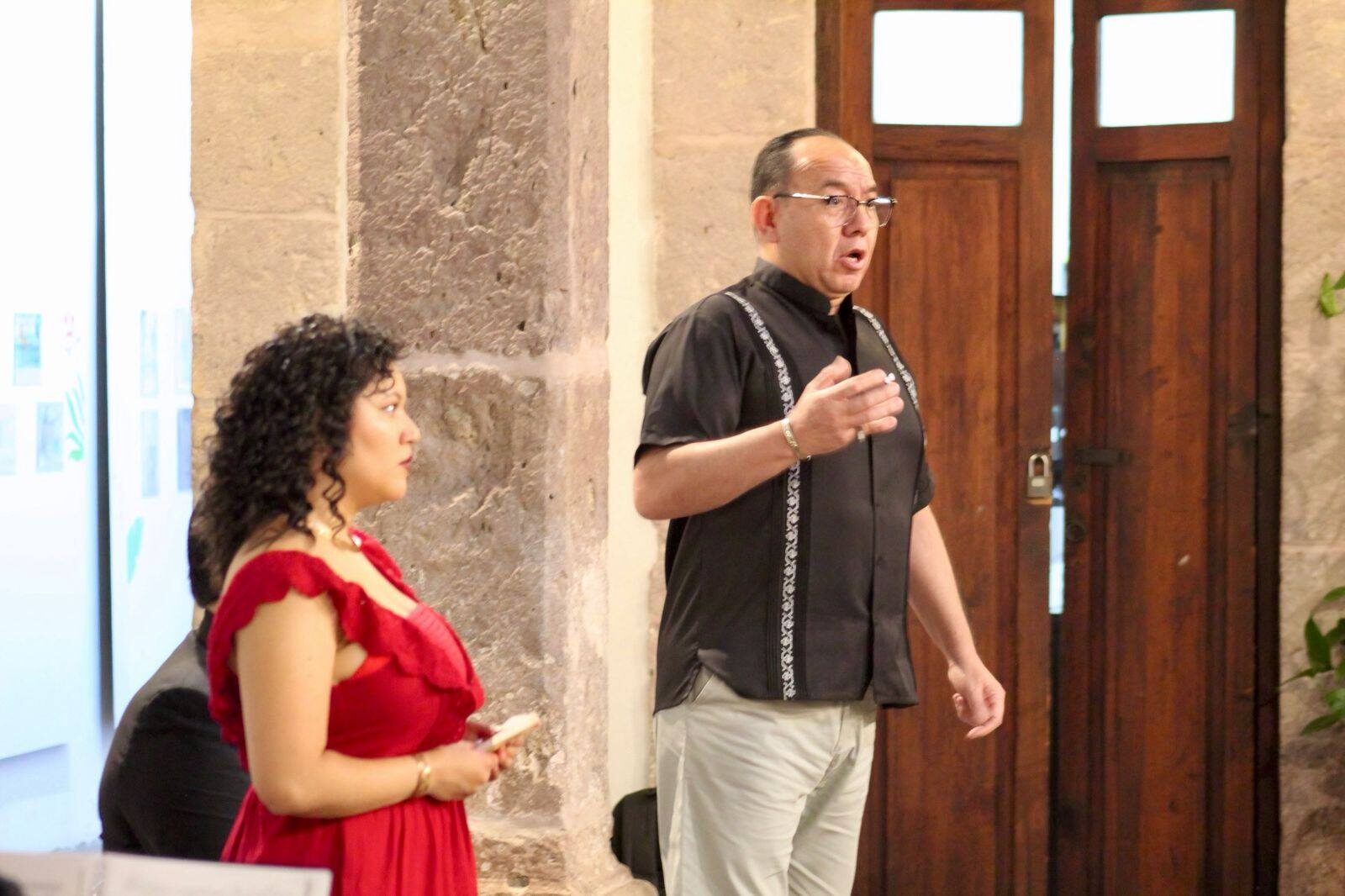 Natali Juárez junto al solista masculino y los pianistas