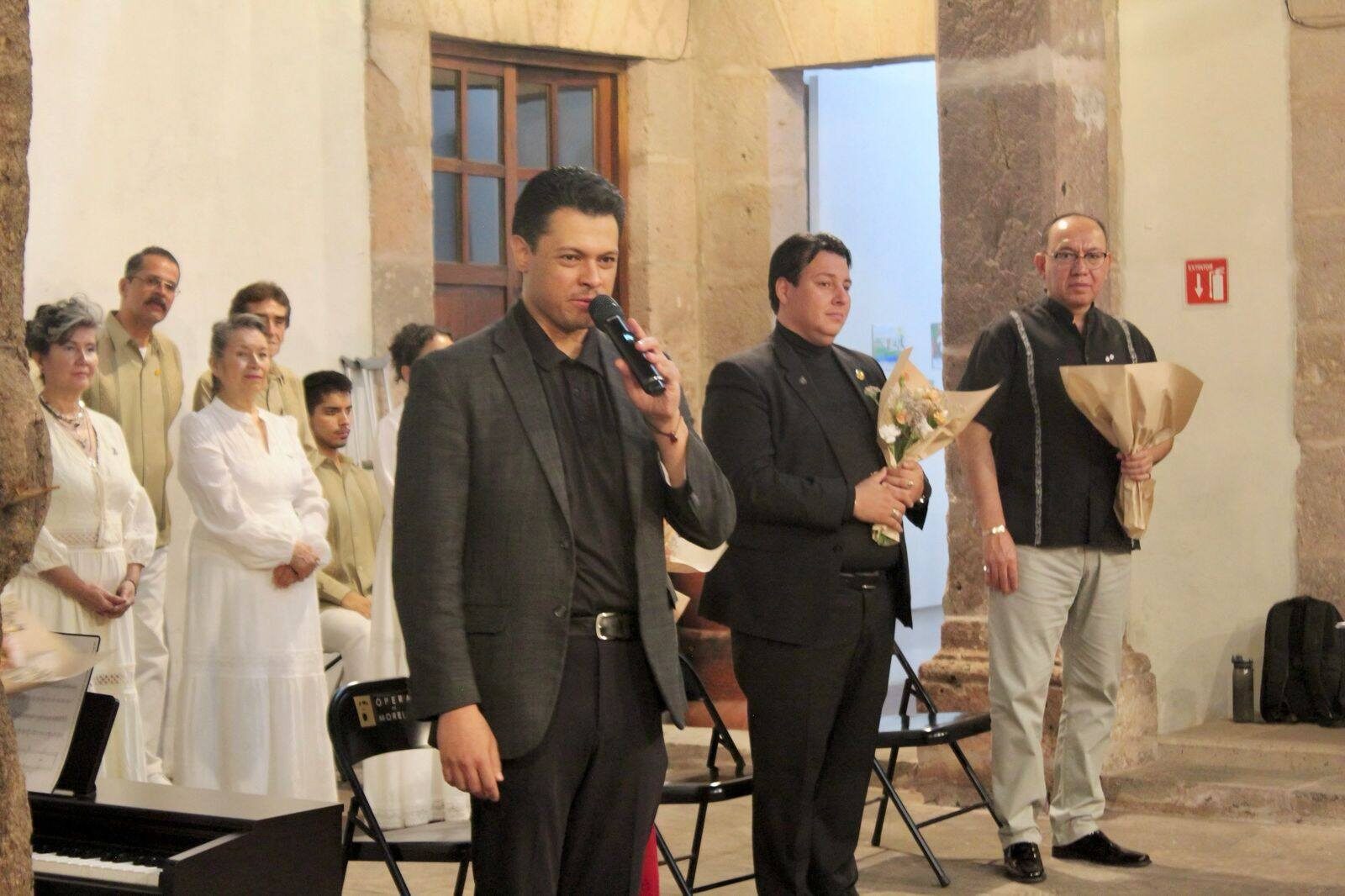 Cierre con homenaje y flores en escena