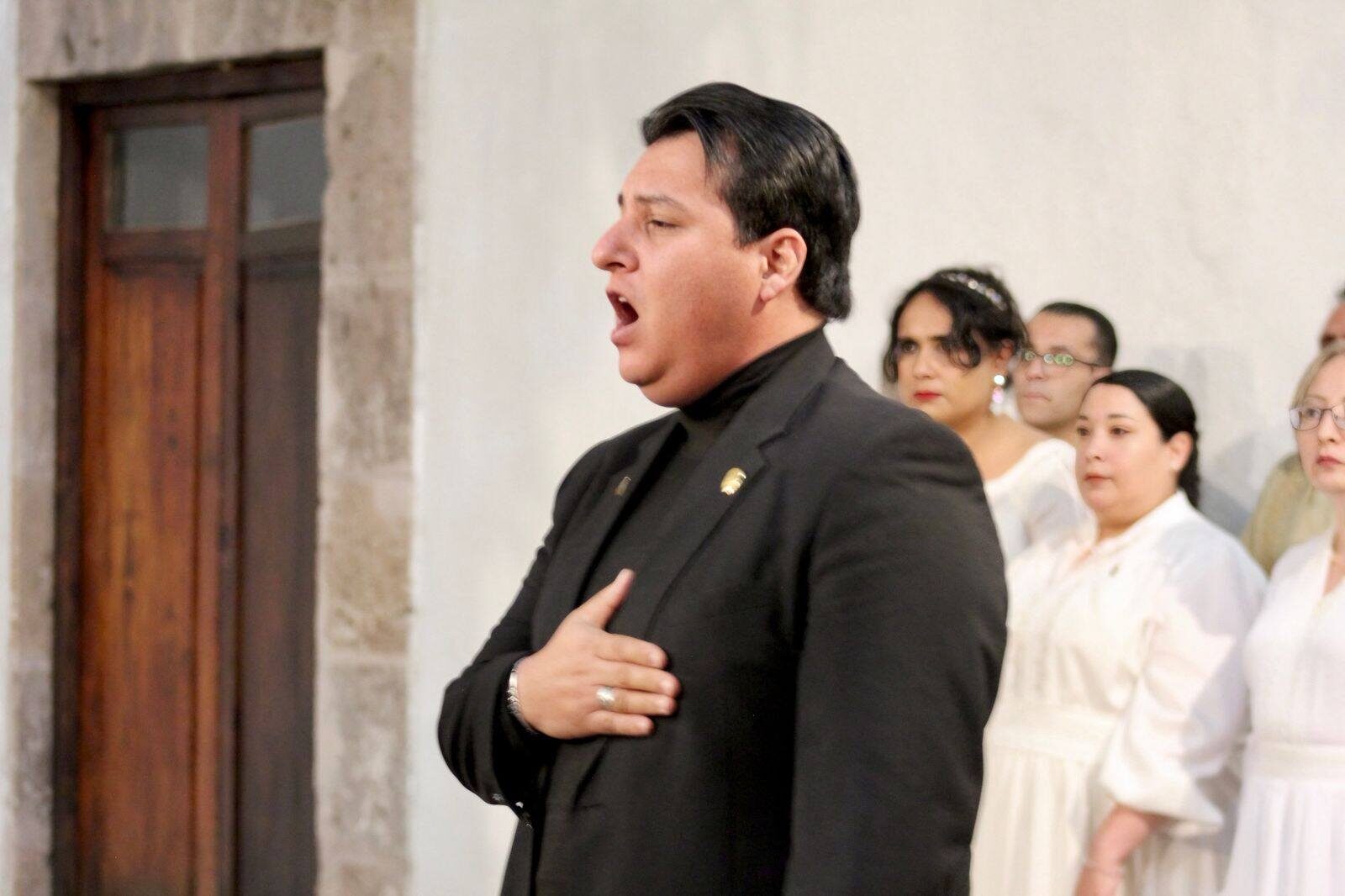 Solista canta con la mano en el pecho