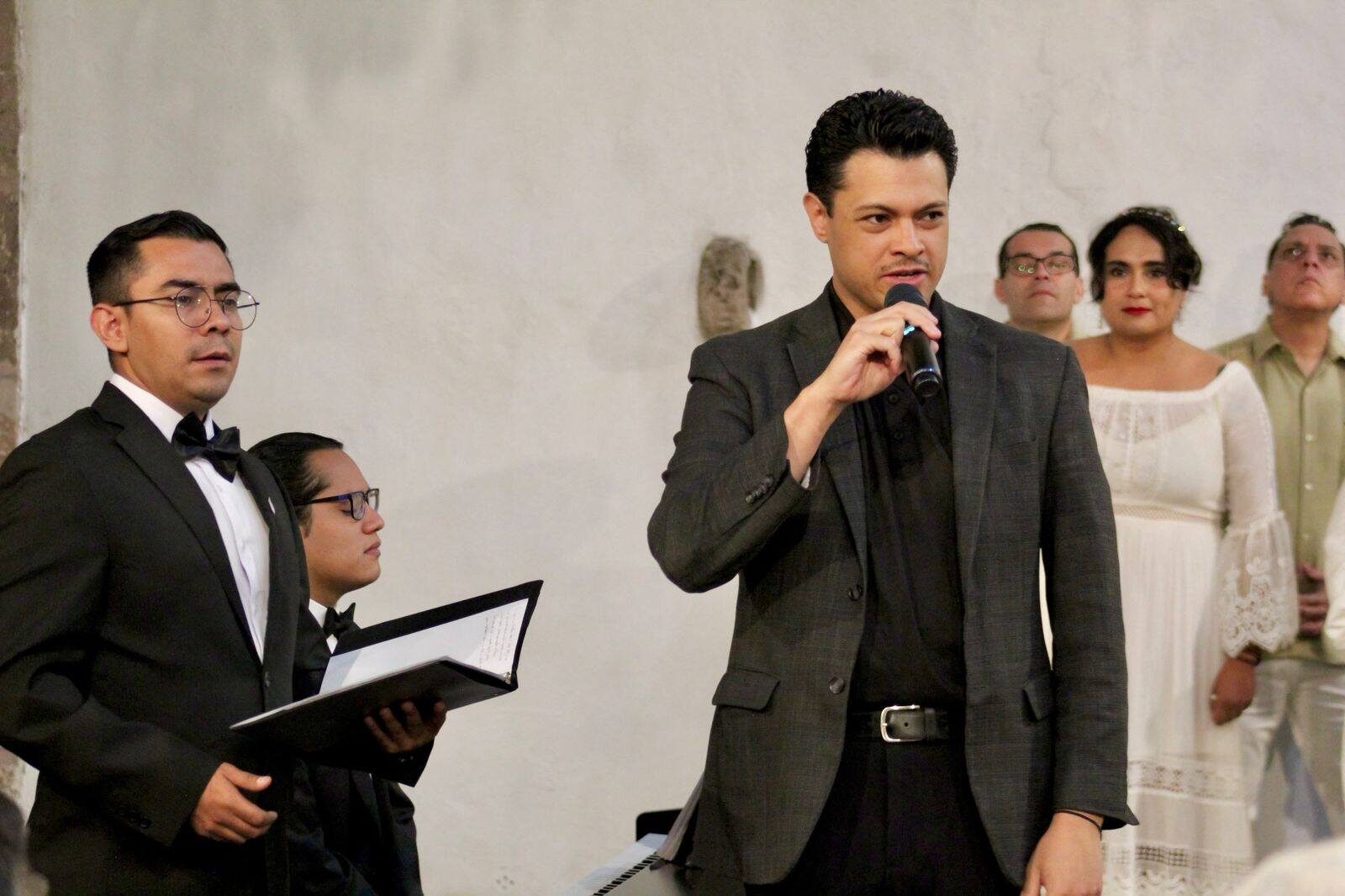 Omar Nieto dirigiéndose al público con micrófono