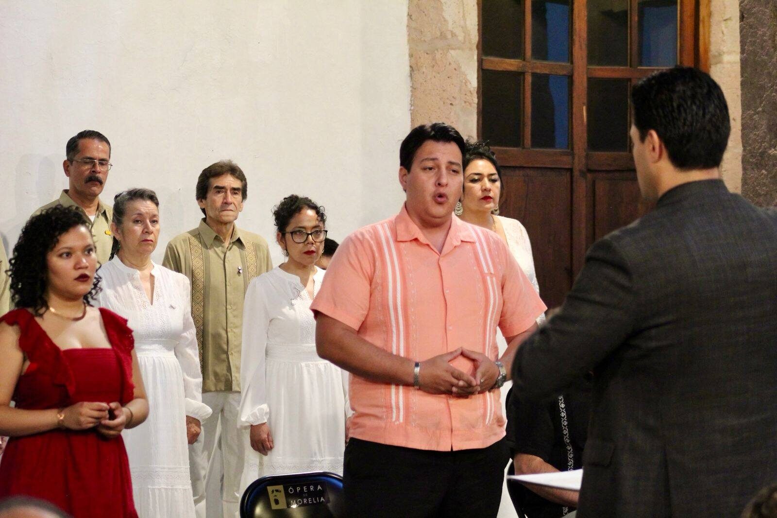 Omar Nieto dirige al coro durante la función