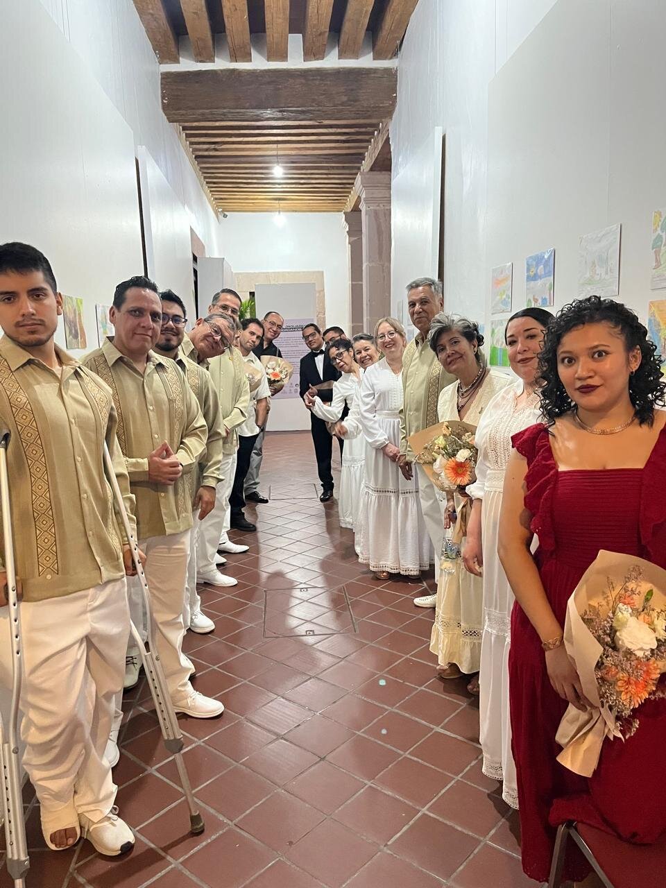 Natali Juárez con ramo de flores tras su debut