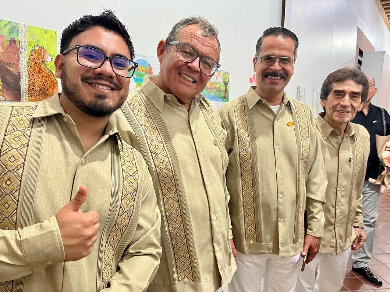 Solistas de Ópera de Morelia tras la función, sonriendo