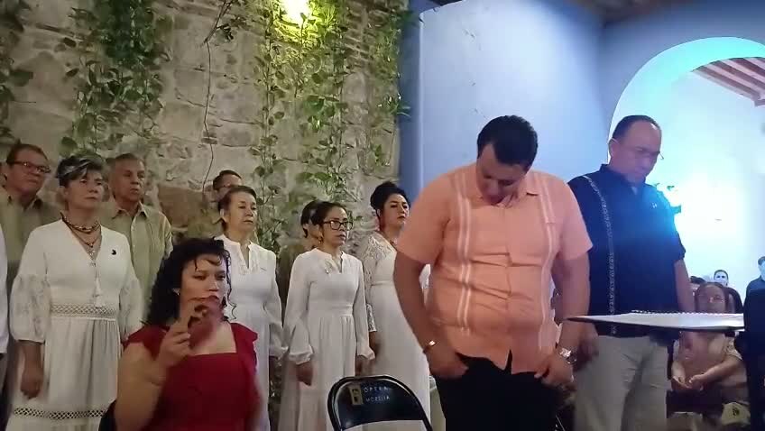 Vista del ensemble completo en Cultural Nido — coro, solistas, piano y dirección