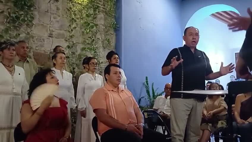 Omar Nieto dirigiendo expresivamente con ambas manos